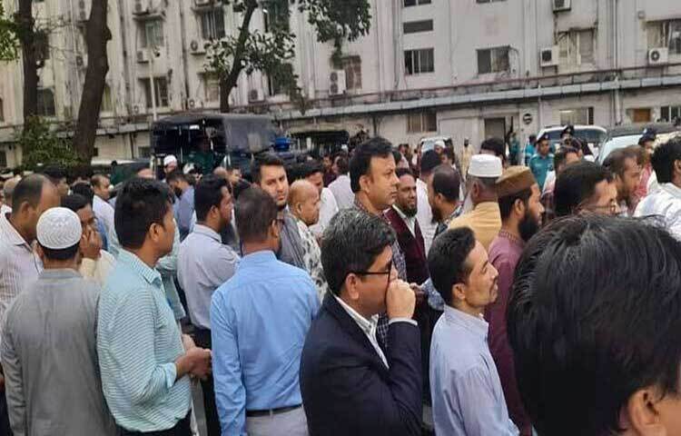 দুর্ব্যবহারের অভিযোগে অর্থ বিভাগের একজন যুগ্মসচিবের শাস্তির দাবিতে সচিবালয়ে বিক্ষোভ করেছেন কর্মচারীরা। ছবি: সংগৃহীত