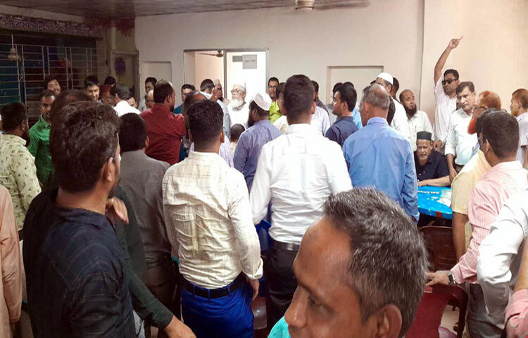 অভিন্ন নিয়োগবিধি প্রণয়নে কমিটি গঠনের বিরোধিতা, পদনাম পরিবর্তন, সচিবালয় রেশনভাতা চালু, নবম পে-কমিশন গঠন, মহার্ঘভাতা প্রদানসহ বিভিন্ন দাবিতে সচিবালয়ে মৌন প্রতিবাদ সমাবেশ করেছেন সচিবালয়ের কর্মচারীরা। ছবি: জাগো নিউজ