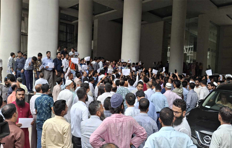 ‘সরকারি চাকরি (সংশোধন) অধ্যাদেশ, ২০২৫’ বাতিলের দাবিতে সচিবালয়ে বিক্ষোভ করছেন কর্মকর্তা ও কর্মচারীরা। কর্মকর্তা-কর্মচারীদের বিক্ষোভে উত্তাল হয়ে উঠেছে প্রশাসনের প্রাণকেন্দ্র সচিবালয়। ছবি: মাসুদ রানা