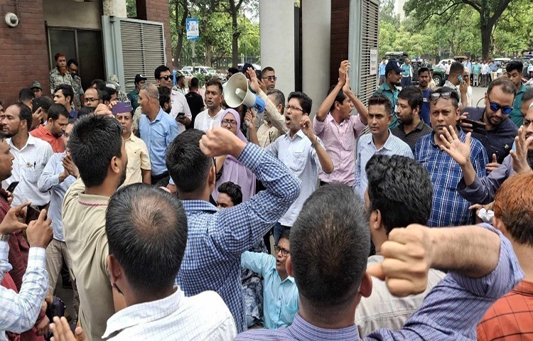 ঈদের ছুটি শেষে সরকারি চাকরি অধ্যাদেশ বাতিলের দাবিতে ফের আন্দোলনে নামছেন কর্মচারীরা। ছবি: মাসুদ রানা