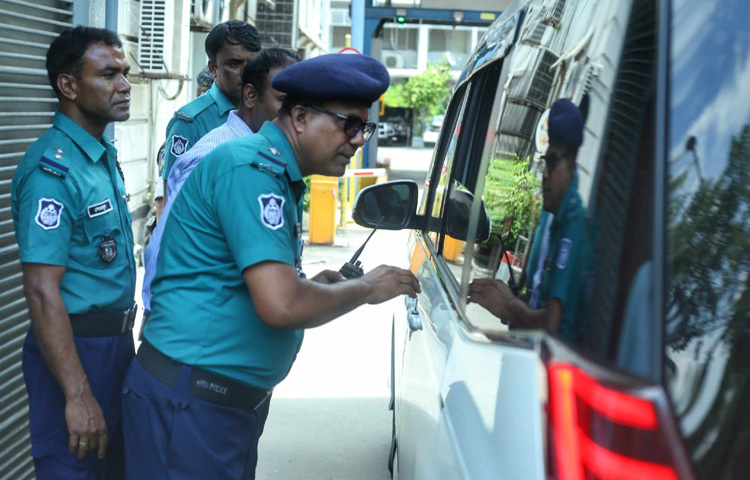 সরকারি কর্মচারী অধ্যাদেশ ঘিরে আন্দোলনের মধ্যে সচিবালয় ঘিরে নেওয়া হয়েছে কঠোর নিরাপত্তা ব্যবস্থা। মোতায়েন রয়েছে সোয়াট ও বিজিবির সদস্যরা। ছবি: মাহবুব আলম