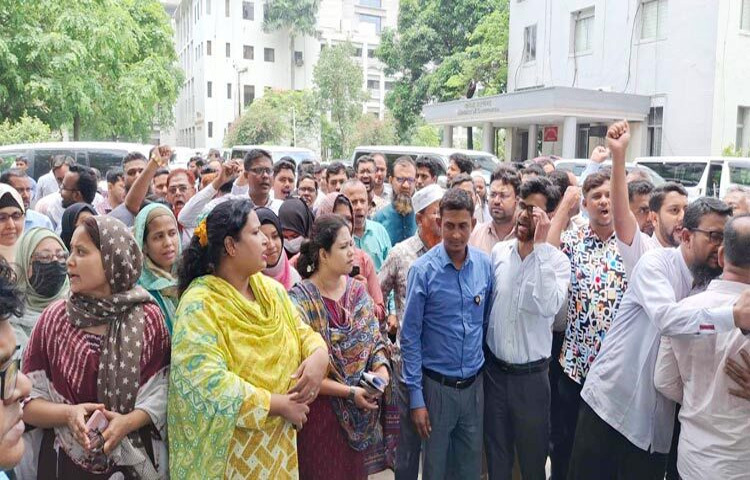 ‘সরকারি চাকরি (সংশোধন) অধ্যাদেশ, ২০২৫’ বাতিলের দাবিতে মঙ্গলবার (৩ জুন) ১১তম দিনের মতো সচিবালয়ে বিক্ষোভ করছেন সরকারি কর্মচারীরা। ছবি: সংগৃহীত