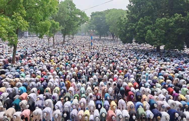 লাখো মুসল্লির অংশগ্রহণে শেষ হলো শোলাকিয়ার ঈদের জামাত। সর্বোচ্চ সতর্কতা ও নিরাপত্তার মধ্যদিয়ে প্রতিবছরের মতো এবারও দেশের সর্ববৃহৎ ঈদুল ফিতরের জামাত অনুষ্ঠিত হয়েছে। ছবি: এসকে রাসেল