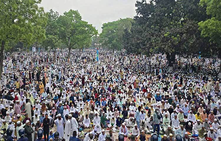ভোরের কুয়াশা কাটতে না কাটতেই জনসমুদ্রে পরিণত হয় ঐতিহাসিক শোলাকিয়া ঈদগাহ ময়দান। দেশের সবচেয়ে বড় ও প্রাচীন ঈদ জামাতে এবার অংশ নিলেন ছয় লাখেরও বেশি মুসল্লি যা সাম্প্রতিক সময়ের মধ্যে অন্যতম বৃহৎ সমাগম হিসেবে দেখা হচ্ছে।