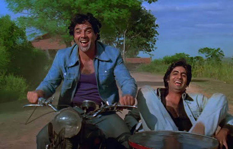 শোলে (১৯৭৫): ধর্মেন্দ্রর ক্যারিয়ারের সবচেয়ে জনপ্রিয় সিনেমা ‘শোলে’। জয়-ভিরুর বন্ধুত্ব, গব্বর সিংয়ের আতঙ্ক আর ‘বসন্তী ইন কো কুছ মত বোলনা’ সংলাপের মাধ্যমে এই সিনেমা ভারতীয় সংস্কৃতির অংশ হয়ে গেছে। ভিরু চরিত্রে ধর্মেন্দ্রর সরলতা, হাস্যরস আর বীরত্ব আজও দর্শকদের কাছে সমান জনপ্রিয়।