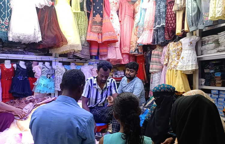 ব্যস্ত দোকানিরা দক্ষভাবে সামলাচ্ছেন ক্রেতাদের ভিড়। ছবি: আয়শা সিদ্দিকা আকাশী