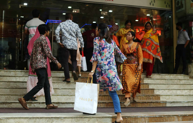 আর মাত্র দিন কয়েক বাকি ঈদের। শেষ সময়ে তুলনামূলক বেড়েছে বেচাকেনা। ছবি: মাহবুব আলম