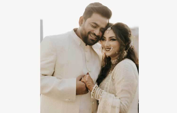 বিজয় দিবসে বিয়ে করেছেন ‘হাজার বছর ধরে’ ছবির নায়িকা শারমীন জোহা শশী। তাঁর বরের নাম খালিদ হোসাইন।