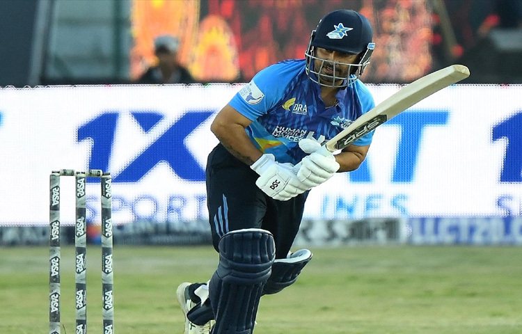 মাত্র ১১ বছর বয়সে খেলার দুনিয়ায় পা রাখেন শ্রীবৎস। ২০০৭ সালে অনূর্ধ্ব ১৯ বাংলা টিমের জন্য তিনি মনোনীত হন।