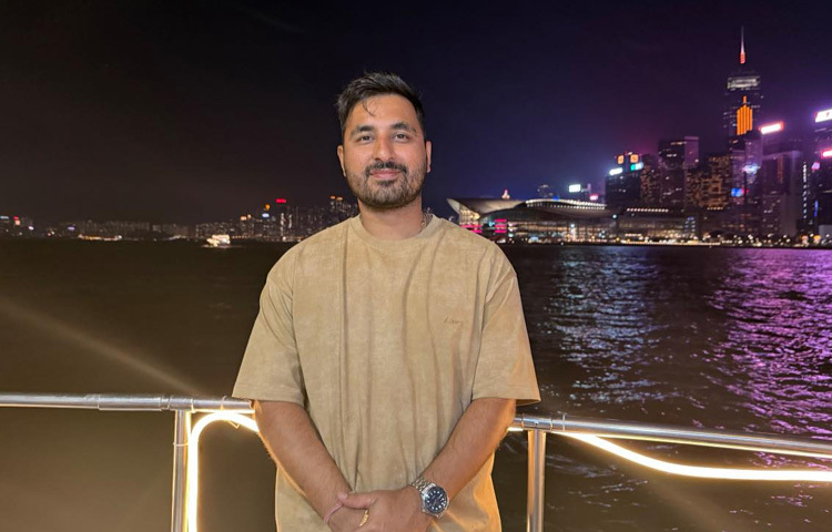 এমনকি ২০০৮ সালে মালয়েশিয়ায় অনুষ্ঠিত অনূর্ধ্ব-১৯ বিশ্বকাপ প্রতিযোগিতায় ভারতীয় দলে সুযোগ পান। বিরাট কোহলির নেতৃত্বাধীন ভারত এই প্রতিযোগিতায় চ্যাম্পিয়ন হয়, শ্রীবৎস গোস্বামী এই প্রতিযোগিতায় দুটি অর্ধশতরান করেন। সেমিফাইনালে নিউজিল্যান্ডর বিরুদ্ধে ৫১ রান এর ইনিংসটির জন্য সবার কাছে প্রশংসিত হন তিনি।