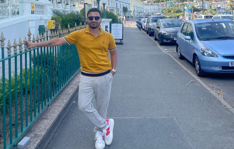 আইপিএলে শ্রীবৎস গোস্বামী প্রথম তিন বছর রয়্যাল চ্যালেঞ্জারস ব্যাঙ্গালুরের হয়ে খেলেন। এরপর পর্যায়ক্রমে কলকাতা নাইট রাইডার্স, রাজস্থান রয়্যালস এবং সানরাইজার্স হায়দ্রাবাদের হয়ে প্রতিনিধিত্ব করেন।