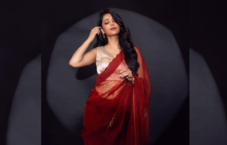 সম্প্রতি স্লিভলেস ব্লাউজ ও লাল শাড়িতে ক্যামেরাবন্দি হয়েছেন তিনি। ছবি: ইনস্টাগ্রাম