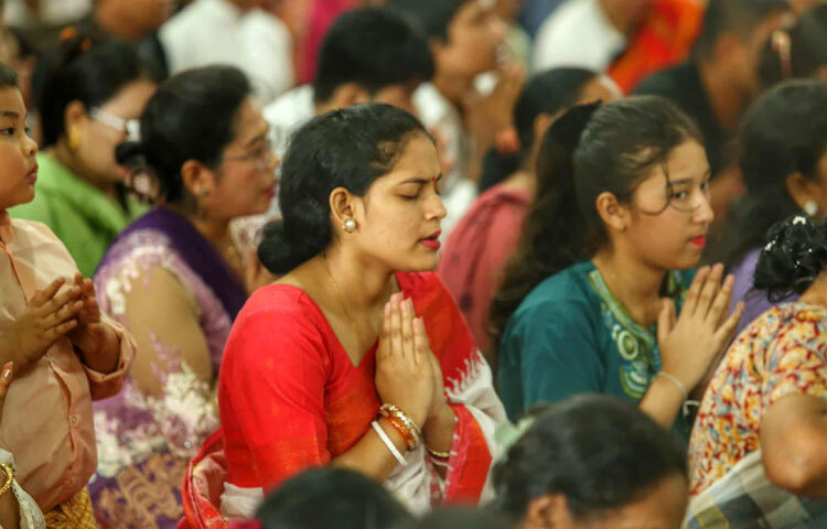 সূর্যের প্রথম আলোর সাথে সাথে শুরু হয় ত্রিপিটক পাঠ-বুদ্ধের বাণী উচ্চারিত হতে থাকে শান্ত কণ্ঠে, আর সেই সুরে ভেসে যায় পুরো বিহার প্রাঙ্গণ।