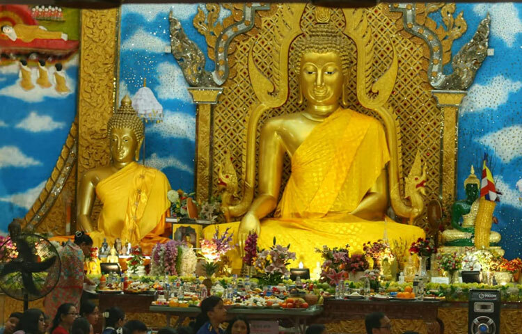 আন্তর্জাতিক বৌদ্ধবিহার চত্বর সকাল থেকেই ভরে উঠেছে ধর্মপ্রাণ ভিক্ষু, উপাসক-উপাসিকা ও সাধারণ মানুষের পদচারণায়।