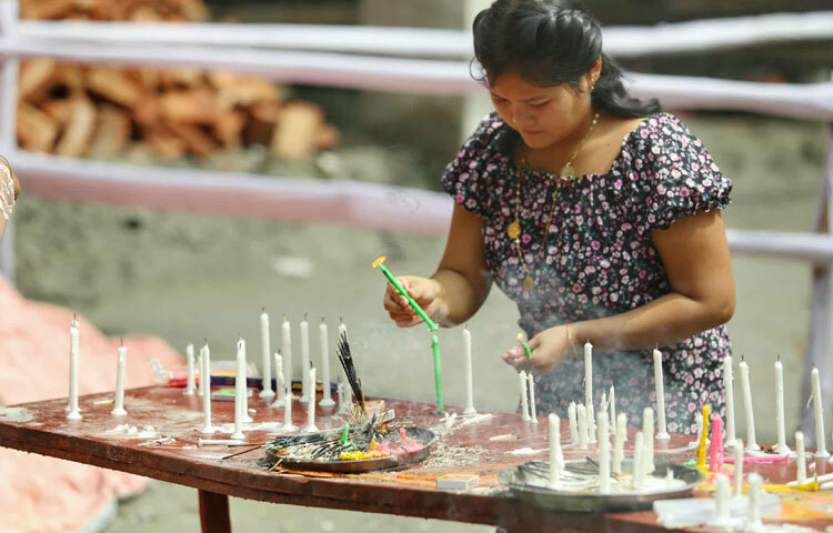 এরপর অনুষ্ঠিত হয় বৌদ্ধপূজা ও প্রদীপ প্রজ্জ্বলন। শত শত প্রদীপের আলো যেন অন্ধকারের প্রতীকী অবসান ঘটিয়ে এনে দেয় আলোকিত মানবতার বার্তা।