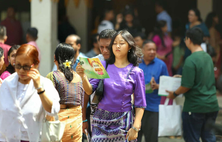 হাসি, প্রার্থনা আর শুভেচ্ছা বিনিময়ের মাধ্যমে ভরে উঠেছে উৎসবের পরিবেশ।