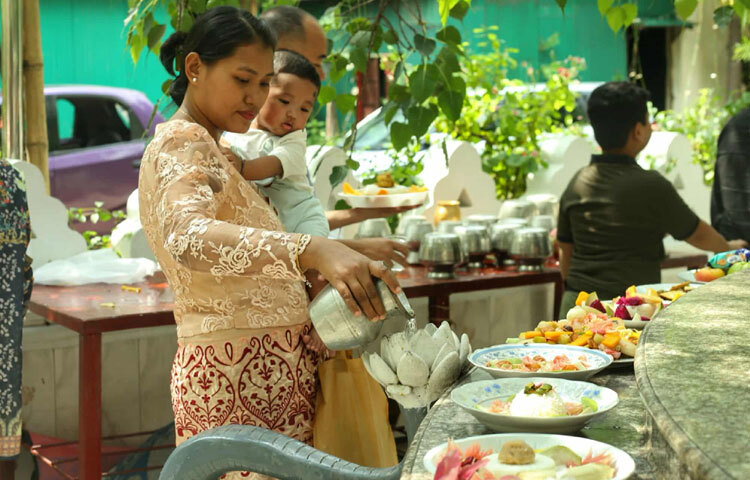 বিহারের বিভিন্ন স্থানে ছোট-বড় প্রদীপ, ফুল ও রঙিন পতাকায় সজ্জিত করা হয়েছে পুরো এলাকা।