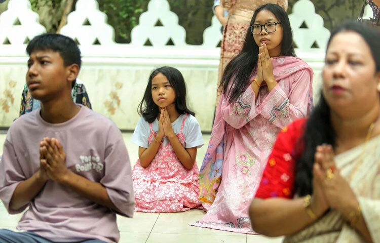 দিনের প্রথম প্রহরে বৌদ্ধ সংঘের প্রাতরাশের মধ্য দিয়ে আনুষ্ঠানিকতা শুরু হয়। পরবর্তীতে ধর্মীয় আলোচনা, দান ও সম্মিলিত প্রার্থনার আয়োজনও থাকে।