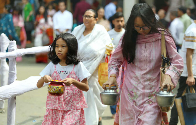 মেরুল বাড্ডার আন্তর্জাতিক বৌদ্ধবিহারের শান্ত পরিবেশে একদিকে ধর্মীয় ভাবগাম্ভীর্য, অন্যদিকে মানুষের আন্তরিক অংশগ্রহণ-সব মিলিয়ে প্রবারণার এই পূর্ণিমা হয়ে উঠেছে এক অনন্য মিলনমেলা।