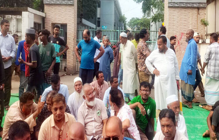 সিলেটের জেলা প্রশাসকের কার্যালয়ের মূল ফটকে তালা ঝুলিয়ে বিক্ষোভ করেছেন জেলার উন্নয়নে বৈষম্যমূলক আচরণের অভিযোগ করে আন্দোলনকারীরা। ছবি: আহমেদ জামিল