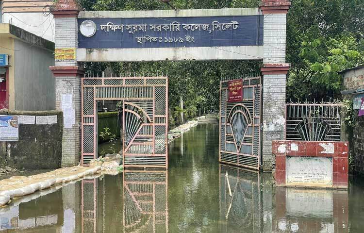 ভারত থেকে নেমে আসা ঢল আর অতিবৃষ্টিতে সিলেটে চলমান বন্যা পরিস্থিতি দীর্ঘস্থায়ী হচ্ছে। মাস খানেকের ব্যবধানে তিনদফা বন্যার ধাক্কায় লন্ডভন্ড সিলেট। ছবি: আহমেদ জামিল