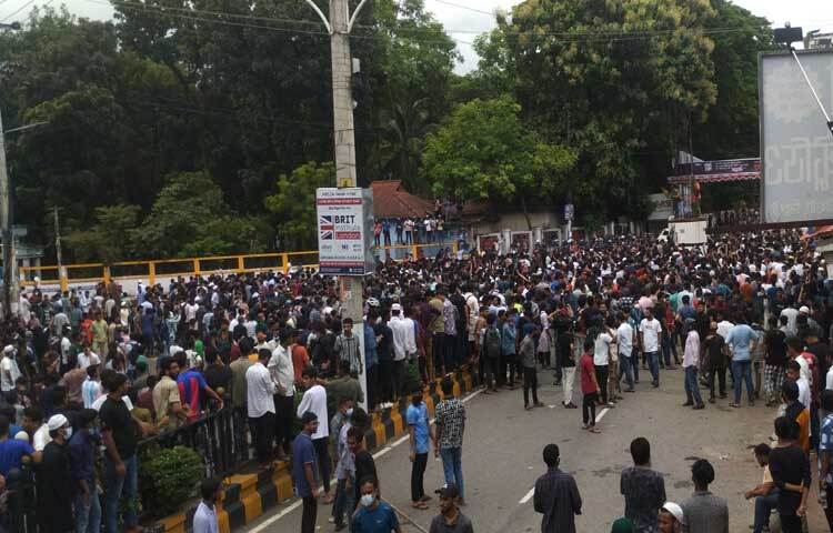 সিলেটের কেন্দ্রীয় শহীদ মিনারের সামনে অবস্থান নিয়েছেন আন্দোলনকারী শিক্ষার্থীরা। ছবি: আহমেদ জামিল