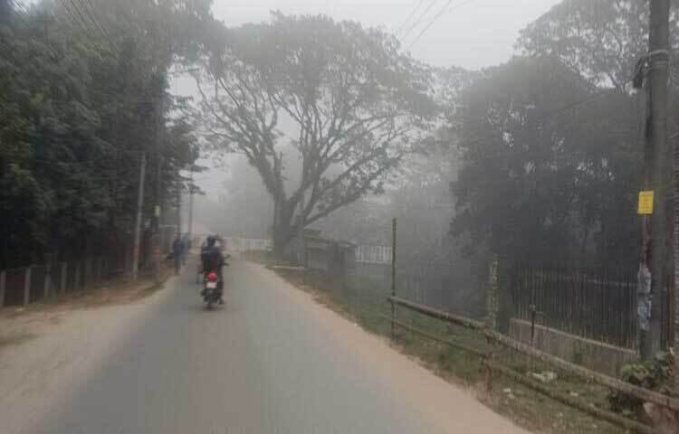 দেশের বিভিন্ন স্থানের মতো সিলেটেও জেঁকে বসেছে তীব্র শীত। শীতের তীব্রতা আরও বাড়িয়ে দিয়েছে হিমেল বাতাস ও ঘন কুয়াশা। ছবি: আহমেদ জামিল