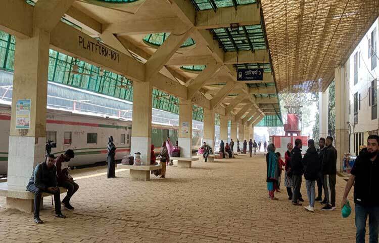 রেলকর্মীদের কর্মবিরতির কারণে ট্রেন চলাচল বন্ধ থাকায় যাত্রী পরিবহনের জন্য বিআরটিসি বাস সার্ভিস চালু করেছে রেল কর্তৃপক্ষ। তবে সিলেটে ট্রেনের বিকল্প হিসেবে বিআরটিসি বাসে আগ্রহ নেই যাত্রীদের। ছবি: আহমেদ জামিল