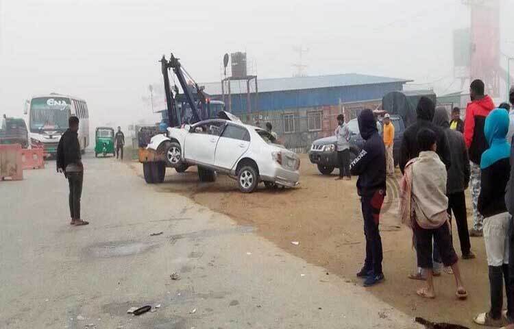 সিলেটে মাজার জিয়ারতে যাওয়ার পথে ট্রাক-প্রাইভেটকারের মুখোমুখি সংঘর্ষে চারজন নিহত হয়েছেন। এ ঘটনায় শিশুসহ আরও বেশ কয়েকজন আহত হয়েছেন। ছবি: জামিল আহমেদ