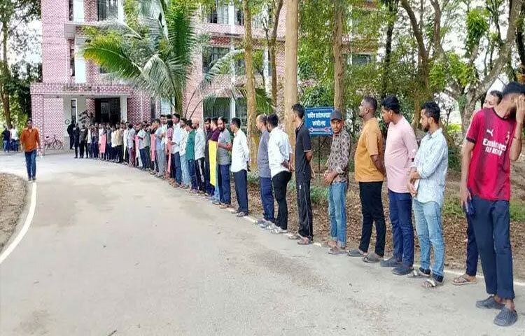 সিলেটের শাহজালাল বিজ্ঞান ও প্রযুক্তি বিশ্ববিদ্যালয়ের (শাবিপ্রবি) এক নিরাপত্তাকর্মীকে বহিষ্কারের প্রতিবাদে মানববন্ধন করেছে আউটসোর্সিং জনবল সরবরাহকারী প্রতিষ্ঠান ‘যমুনা স্টার সেফ গার্ড সার্ভিসের’ শতাধিক নিরাপত্তাকর্মী। ছবি: এসএইচ জাহিদ