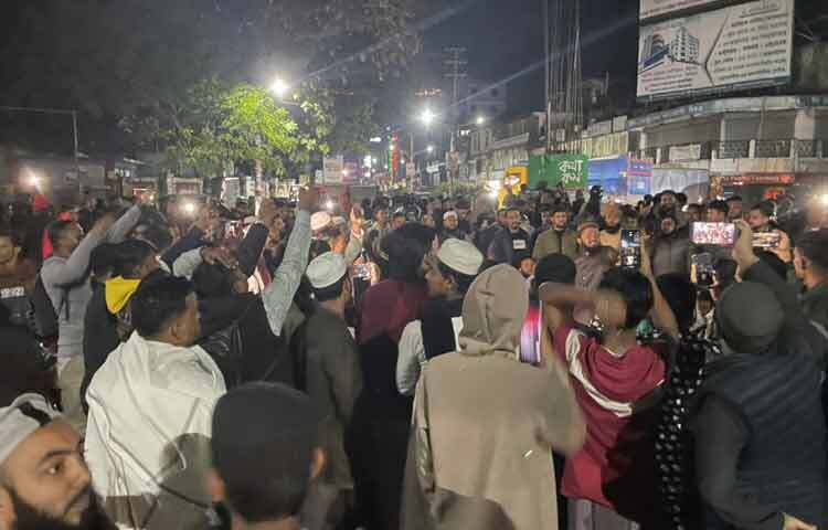 শরিফ ওসমান হাদির মৃত্যুতে উত্তাল হয়ে উঠে সিলেট। বৃহস্পতিবার রাত ১২টায় নগরীর চৌহাট্টা শহীদ মিনার এলাকায় অবস্থান করে বিক্ষোভ করে ছাত্র-জনতা। এ সময় তারা ভারতীয় আধিপত্যবাদ বিরোধী স্লোগান দিতে থাকেন। পাশাপাশি দ্রুত সময়ের মধ্যে হাদি হত্যার সঙ্গে জড়িত সবাইকে গ্রেফতারের দাবি জানানো হয়।