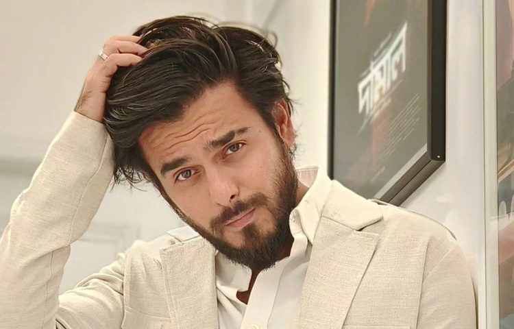 যুক্তরাজ্যে নর্থামব্রিয়া বিশ্ববিদ্যালয় থেকে আইন বিষয়ে উচ্চতর ডিগ্রি নিয়ে পড়াশোনা সম্পন্ন করেন সিয়াম।