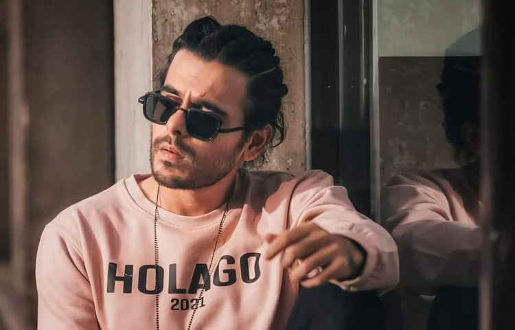 ২০১৩ সালে এয়ারটেল বাংলাদেশ টেলিফোন কোম্পানির বিজ্ঞাপন দিয়ে মিডিয়ার আগমন ঘটে তার। ২০১৪ সালে রোমান্টিক নাটক ‘ভালোবাসা ১০১’ দিয়ে ছোটপর্দায় অভিষেক হয় তার। প্রথম নাটকেই বাজিমাত করেন তিনি।