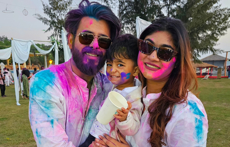 একমাত্র সন্তান জোরাইজ আহমেদ জায়ানকে নিয়ে বেশ সুখেই দিন পারছেন তারা।