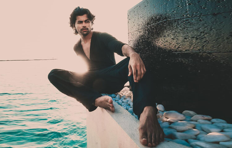 বলিউডে আমির খানের ধুম ৩ সিনেমায় তিনি আমিরের শৈশবের চরিত্রে অভিনয় করে আলোচনায় আসেন। পর্দায় তার স্বতঃস্ফূর্ত অভিনয় প্রমাণ করে-ছোট বয়স হলেও তিনি বড় মাপের অভিনেতা হওয়ার সব যোগ্যতা রাখেন।