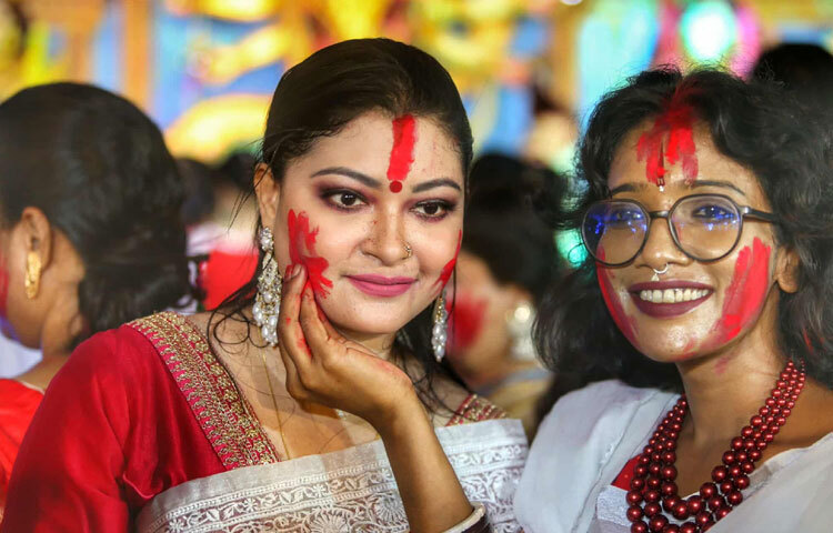 বিজয়া দশমীর মধ্য দিয়ে আজ শেষ হচ্ছে সনাতন ধর্মাবলম্বীদের প্রধান ধর্মীয় উৎসব দুর্গাপূজা। দেবী দুর্গাকে বিদায় জানানোর আগে রাজধানীর বিভিন্ন পূজামণ্ডপে ভক্তরা সিঁদুর খেলায় মেতে ওঠেন। অন্যদিকে রঙের হোলি খেলায় মাতেন তরুণ-তরুণীরাও। ছবি: মাহবুব আলম