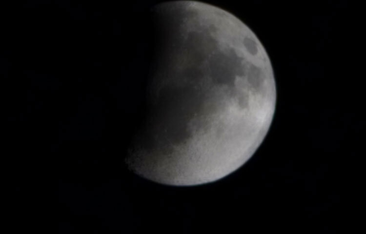 ওই সংবাদ বিজ্ঞপ্তিতে বলা হয়েছিল, চন্দ্রগ্রহণটি পূর্ণাঙ্গভাবে দেখা যাবে এমন স্থান হলো-পূর্বে ইন্দোনেশিয়ার হিলা দ্বীপ থেকে শুরু করে পশ্চিমে কেনিয়ার মোম্বাসা বন্দর পর্যন্ত। এ দুই প্রান্তের কিছুটা পূর্ব-পশ্চিমেও আংশিক গ্রহণ দেখা যাবে। তবে উত্তর আমেরিকা, ক্যারিবীয় অঞ্চল ও দক্ষিণ আমেরিকার প্রায় ৯০ শতাংশ এলাকা থেকে এটি দেখা যাবে না।