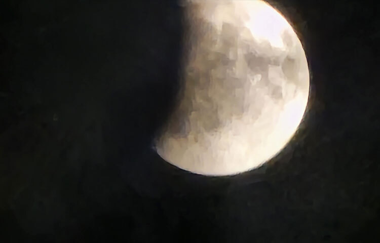 পূর্ণগ্রাস চন্দ্রগ্রহণের সময় চাঁদের পুরো শরীর ঢেকে দেয় পৃথিবীর ছায়া। ফলে এসময়ে চাঁদের রং পাল্টে রূপালি থেকে কালচে লাল হয়ে ওঠে। জ্যোতির্বিজ্ঞানীরা এটিকেই ‘ব্লাডমুন’ বলে থাকেন।