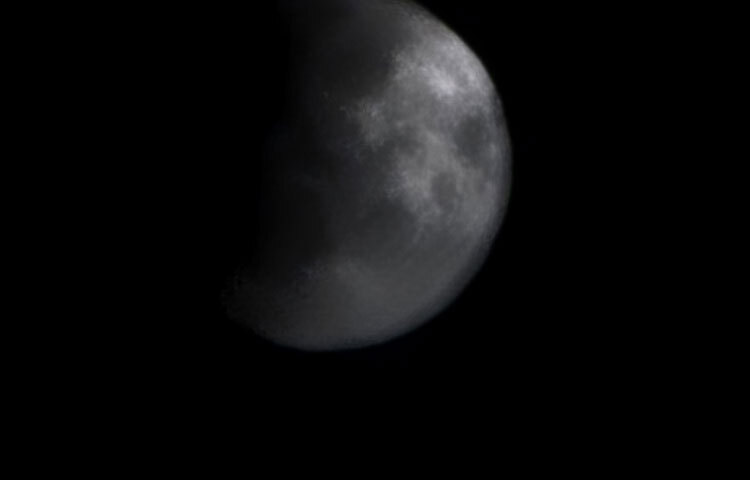 এদিন রাতে চন্দ্রগ্রহণ শুরু হলে বাংলাদেশের আকাশে চাঁদ দেখা যায় আংশিক ঢাকা অবস্থায়। মধ্যরাতে সেই চাঁদ কালচে আভার রূপ নেয়।