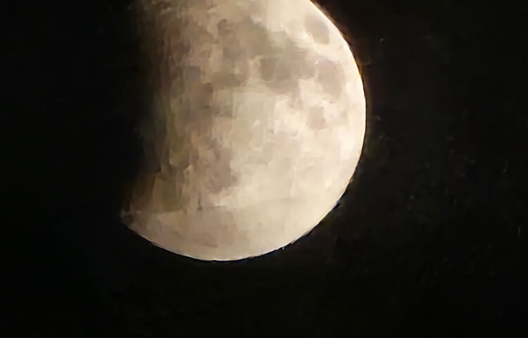 আবহাওয়া অধিদপ্তর জানিয়েছিল, রোববার রাত ৯টা ২৭ মিনিট ৬ সেকেন্ডে চন্দ্রগ্রহণ শুরু হওয়ার দৃশ্য দেখা যাবে। রাত ১২টা ১১ মিনিট ৪৮ সেকেন্ড থেকে দেখা যাবে কেন্দ্রীয় চন্দ্রগ্রহণ। এই পূর্ণগ্রাস চন্দ্রগ্রহণ রোববার দিনগত রাত ২টা ৫৬ মিনিট ৩০ সেকেন্ডে শেষ হবে।