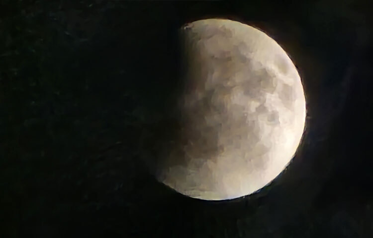 যখন সূর্য, পৃথিবী ও চাঁদ একই সরলরেখায় অবস্থান করে এবং পৃথিবী সূর্য ও চাঁদের মাঝখানে চলে আসে, তখন পৃথিবীর ছায়া চাঁদের ওপর পড়ে, এর ফলে চন্দ্রগ্রহণ হয়। তবে একই সরলরেখায় অবস্থান করলেও, এদের মধ্যে থাকা কৌণিক দূরত্বের ওপর নির্ভর করে গ্রহণ পূর্ণগ্রাস হবে নাকি খণ্ডগ্রাস।