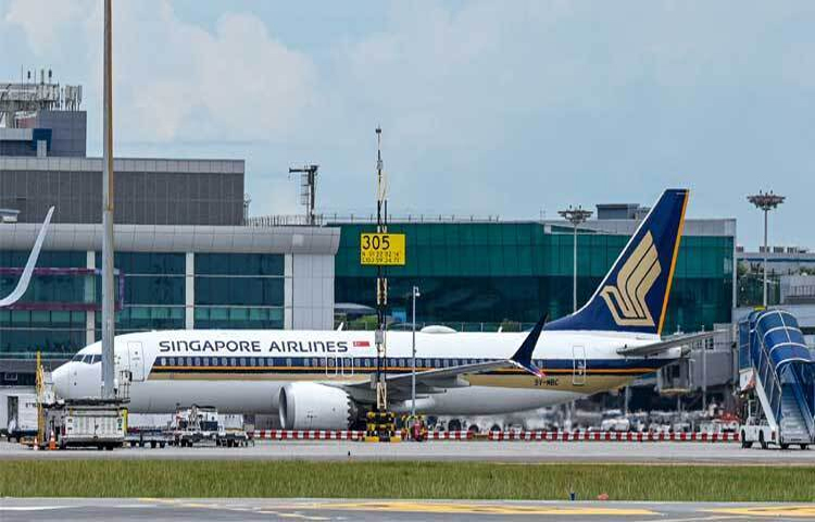 লন্ডন থেকে সিঙ্গাপুরগামী একটি ফ্লাইটে তীব্র ঝাঁকুনির কারণে জরুরি অবতরণের ঘটনায় ক্ষতিগ্রস্ত সবার কাছে ক্ষমা চেয়েছেন সিঙ্গাপুর এয়ারলাইন্সের প্রধান নির্বাহী কর্মকর্তা গোহ চোন ফং। ছবি: এএফপি