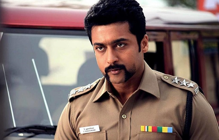 ২০১০ সালে মুক্তিপ্রাপ্ত বিনোদনমূলক পুলিশ অ্যাকশন গল্পের সিনেমা ‘সিংগাম’। এই সিনেমাটির প্রধান চরিত্রে অভিনয় করেছেন সুরিয়া এবং আনুশকা শেঠি। জানা গেছে সিনেমাটিতে অভিনয়ের জন্য পরিচালক হরি থালাপতি বিজয়কে প্রস্তাব দিয়েছিলেন। কিন্তু কোন এক অজানা কারণে সিনেমাটিতে অভিনয়ের প্রস্তাব প্রত্যাখ্যান করেছিলেন অভিনেতা। ছবি: সংগৃহীত