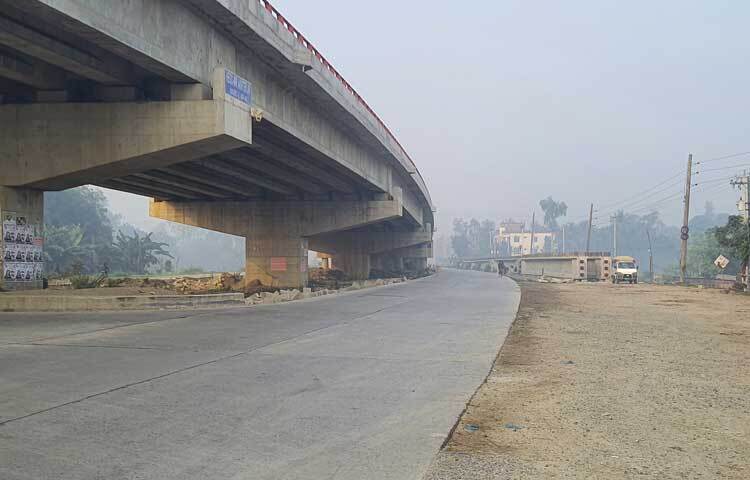 মহাসড়কে নেই গাড়ির দীর্ঘ সারি। অধিকাংশ বাসস্ট্যান্ডই ফাঁকা। বিভিন্ন জনবহুল জায়গাগুলোতেও নেই ব্যস্ততা কিংবা কোলাহল। চলছে না ব্যক্তিগত গাড়িও। সুনসান অবস্থা বিরাজ করছে সিরাজগঞ্জের বঙ্গবন্ধু সেতু পশ্চিম হাটিকুমরুল এলাকায়। ছবি: এম এ মালেক