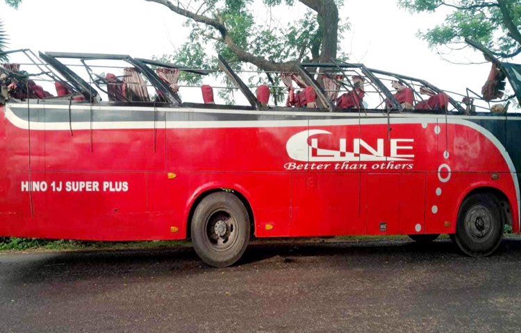 সিরাজগঞ্জের শাহজাদপুরে গাছের সঙ্গে ধাক্কা লেগে উড়ে গেছে বাসের ছাদ। এতে আল শামীম নামে এক বাসযাত্রীর মৃত্যু হয়েছে। ছবি: এম এ মালেক