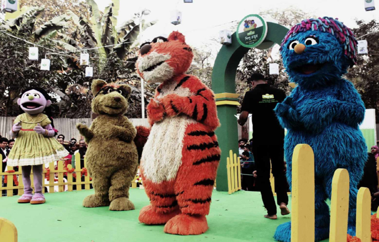 বইমেলায় শিশুদের প্রধান আকর্ষণ এই ‘শিশুপ্রহর’। আর সেখানেই শিশুরা আনন্দে মেতেছে সিসিমপুরের শিকু, হালুম, ইকরি, টুকটুকির সঙ্গে। ছবি: বিপ্লব দীক্ষিত