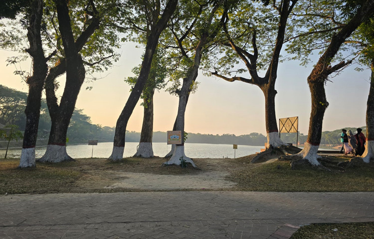 স্বচ্ছ জলের পরশ যেন আজও বহন করে সেই আধ্যাত্মিক স্পর্শ। পূর্ণিমা রাতে গম্বুজে আলো পড়ে ছায়া গড়ে তোলে এক রহস্যময় চিত্রকর্ম। কেউ কেউ বলেন, রাতের গভীরে এখানে এখনো শোনা যায় ধ্যানমগ্ন মোনাজাতের প্রতিধ্বনি।