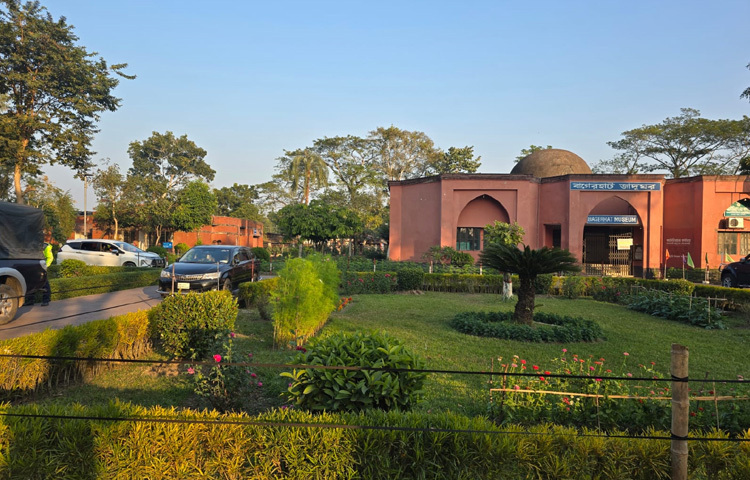 উপমহাদেশে মুসলিম স্থাপত্যের অন্যতম রূপকার খান জাহান আলী। তিনি এই মসজিদের নির্মাতা।