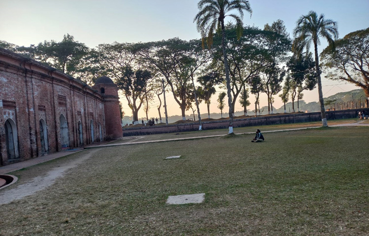 মসজিদের ছায়ায় দাঁড়িয়ে ইতিহাস ছুঁয়ে দেখা যায়, যেখানে ইসলাম প্রচারের পাশাপাশি স্থাপত্য, সমাজনীতি আর পরিবেশ ব্যবস্থাপনার এক অভিনব মেলবন্ধনের সাক্ষী হয়ে আছে বিশাল সৌধটি।