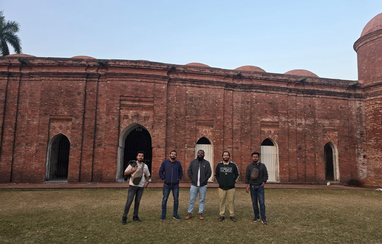 ষাট গম্বুজ মসজিদ শুধু ইতিহাস নয়, জীবন্ত উত্তরাধিকার। ইউনেস্কোর বিশ্ব ঐতিহ্যের তালিকায় নাম ওঠা স্থাপনাটি বাংলাদেশকে তুলে ধরে বিশ্বের দরবারে।